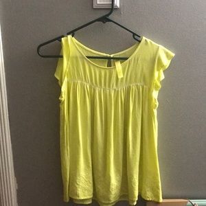 This is a beautiful yellow shirt!💛